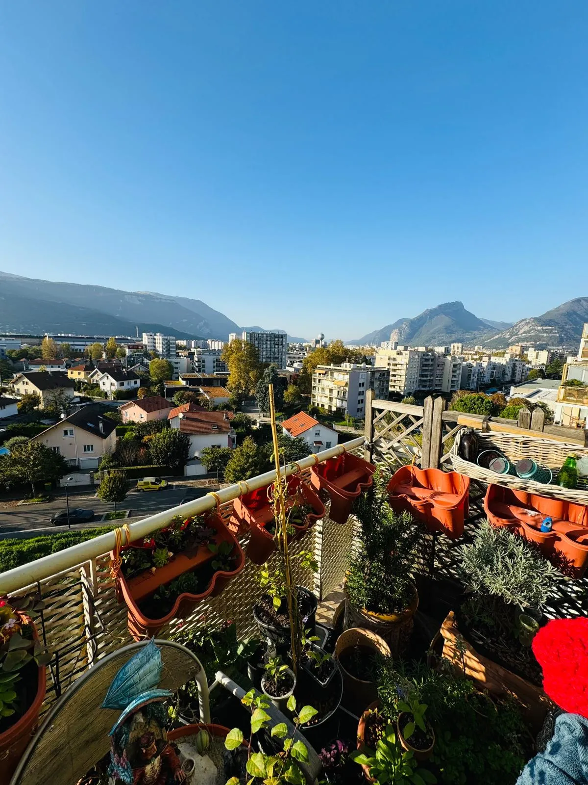 Spacieux T5 à Grenoble avec terrasse et vue dégagée 