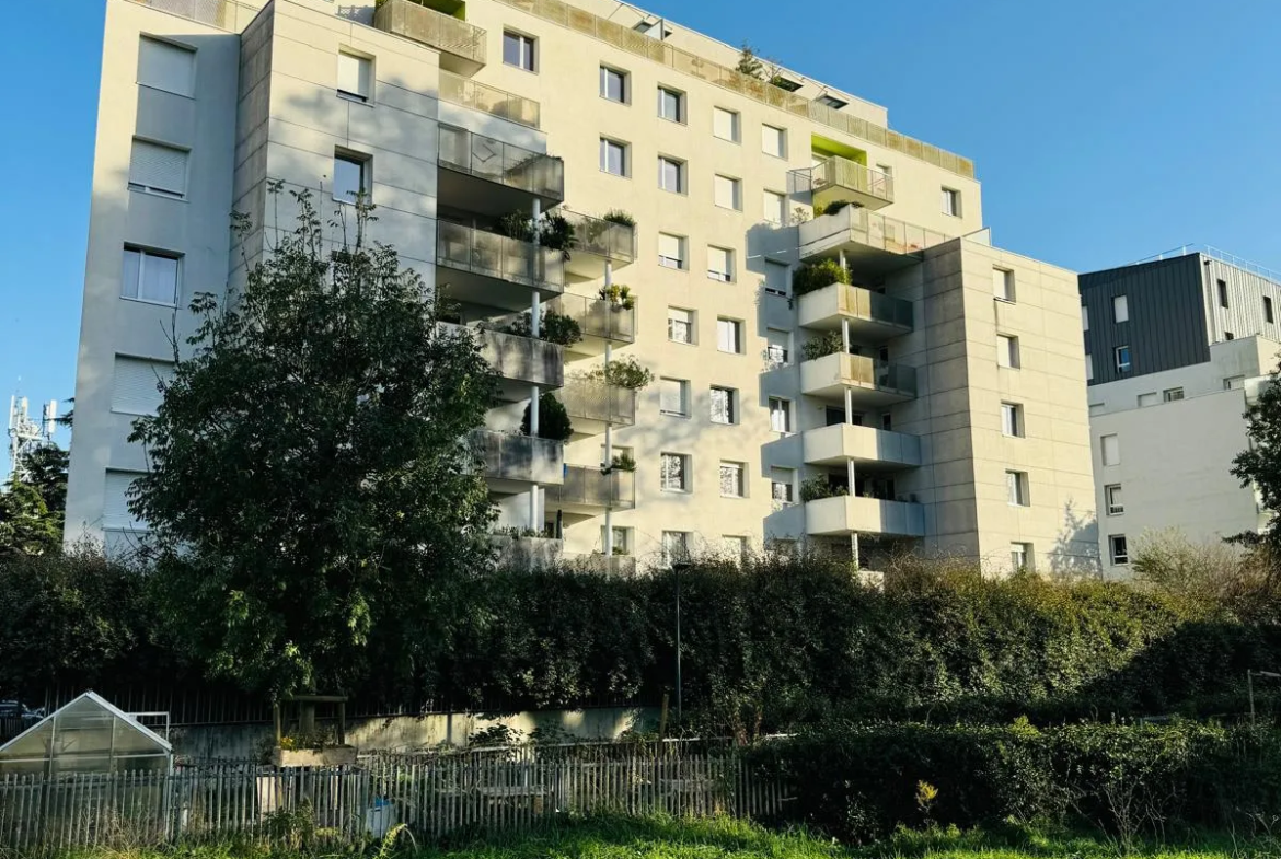 Spacieux T5 à Grenoble avec terrasse et vue dégagée 