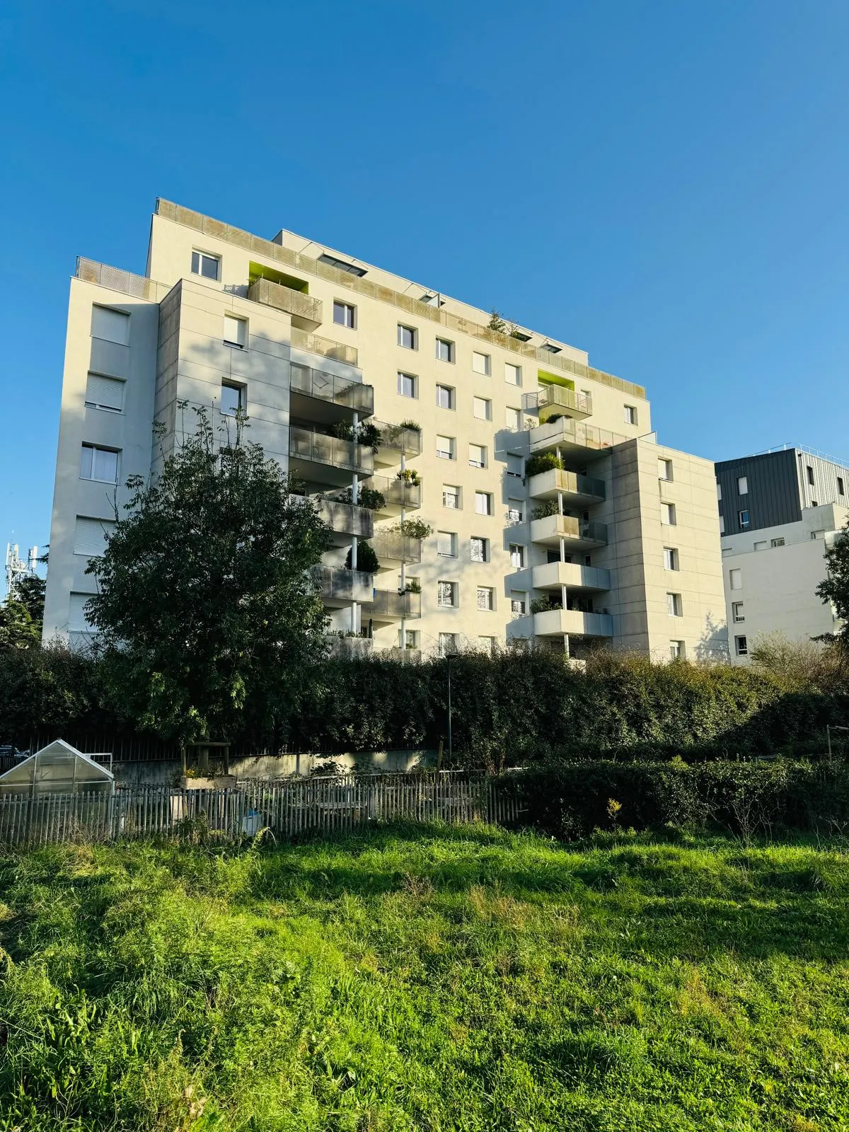 Spacieux T5 à Grenoble avec terrasse et vue dégagée 