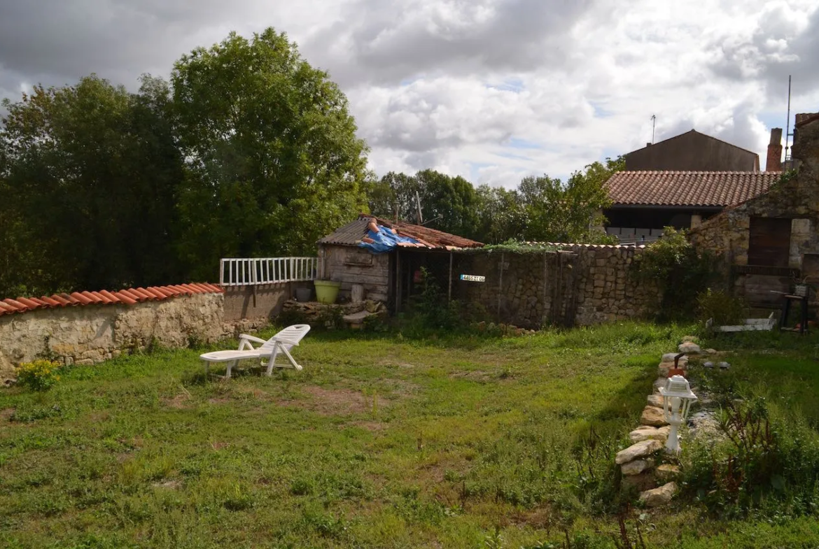 Maison à rénover de 124 m² à Sainte Hermine avec jardin et garage 