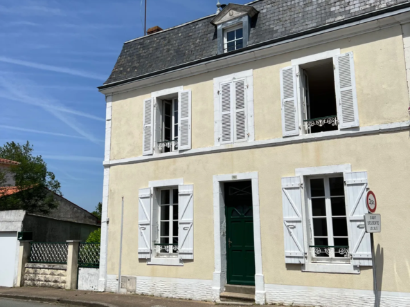 Maison à rénover de 124 m² à Sainte Hermine avec jardin et garage