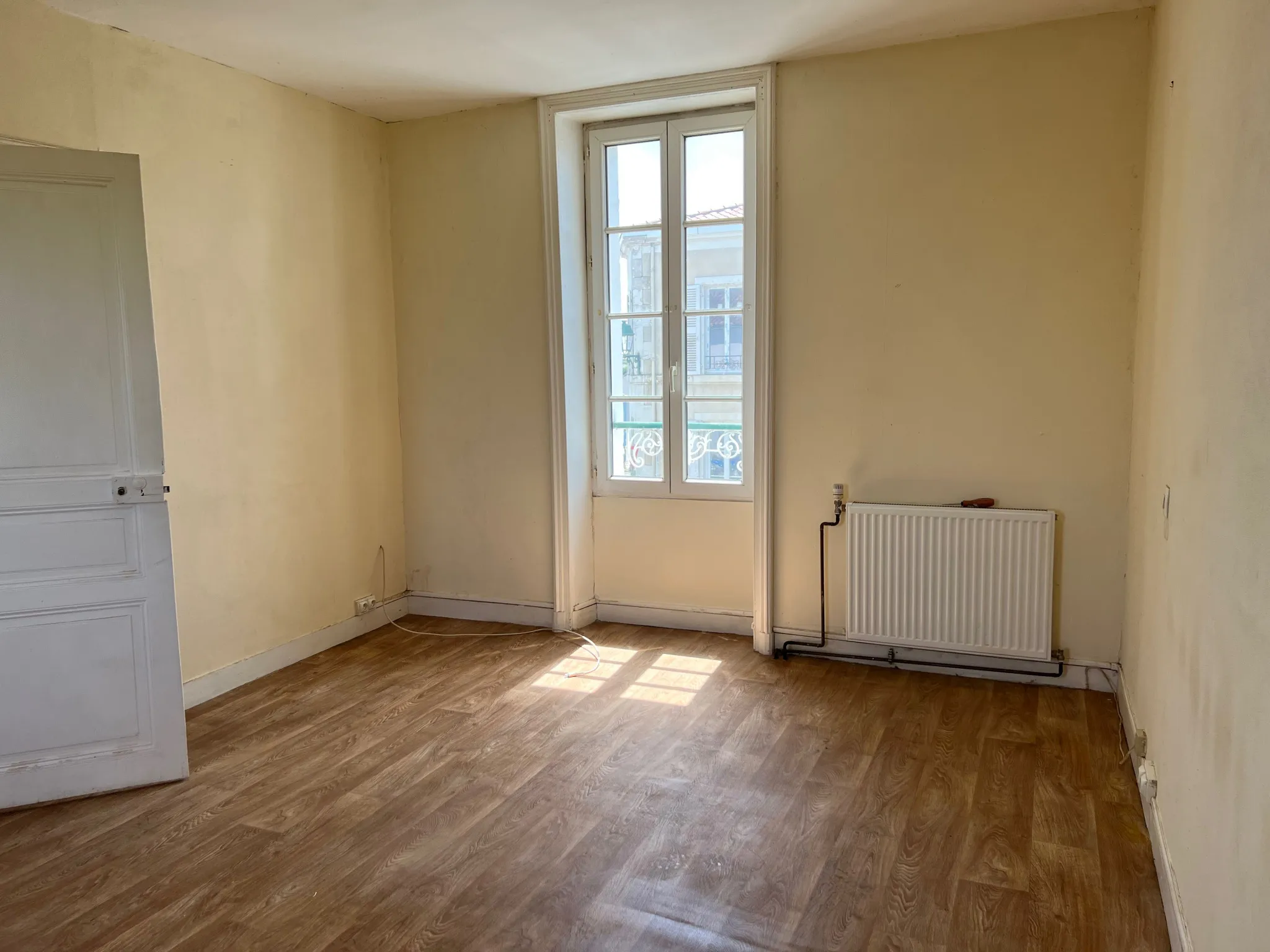 Maison à rénover de 124 m² à Sainte Hermine avec jardin et garage 