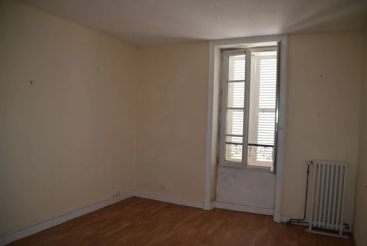 Maison à rénover de 124 m² à Sainte Hermine avec jardin et garage 