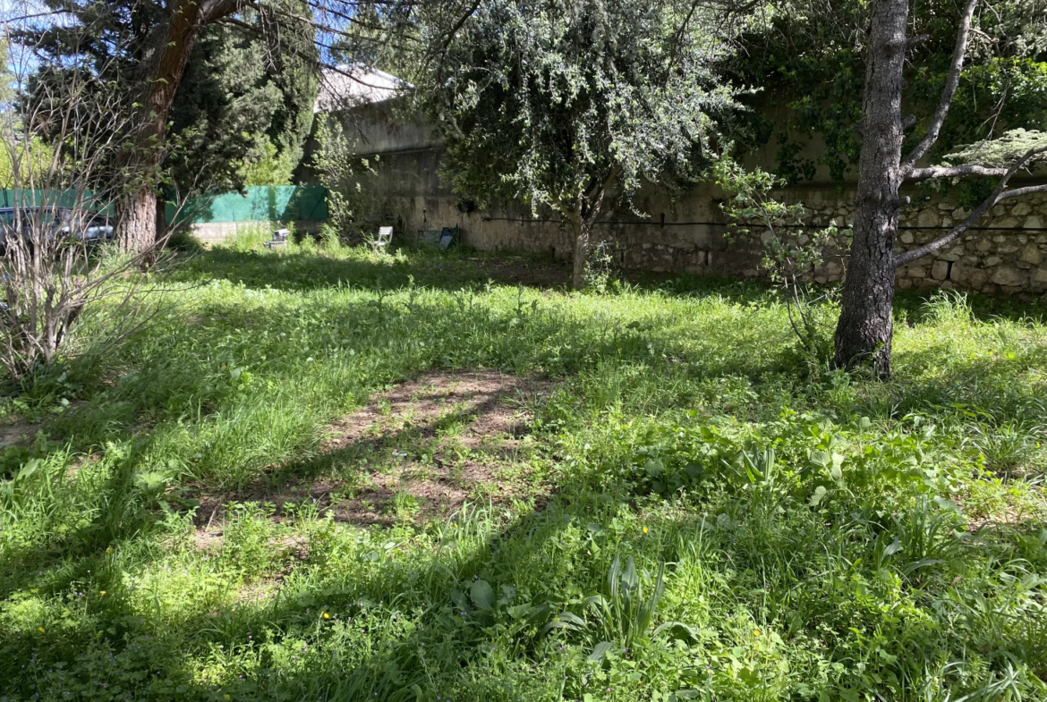 Terrain viabilisé de 400 m² à Marseille, à vendre 