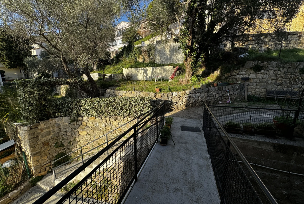 Appartement 3 pièces avec jardin privatif et garage à Magagnosc 