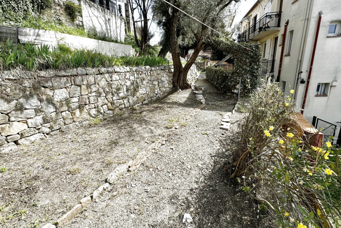 Appartement 3 pièces avec jardin privatif et garage à Magagnosc 