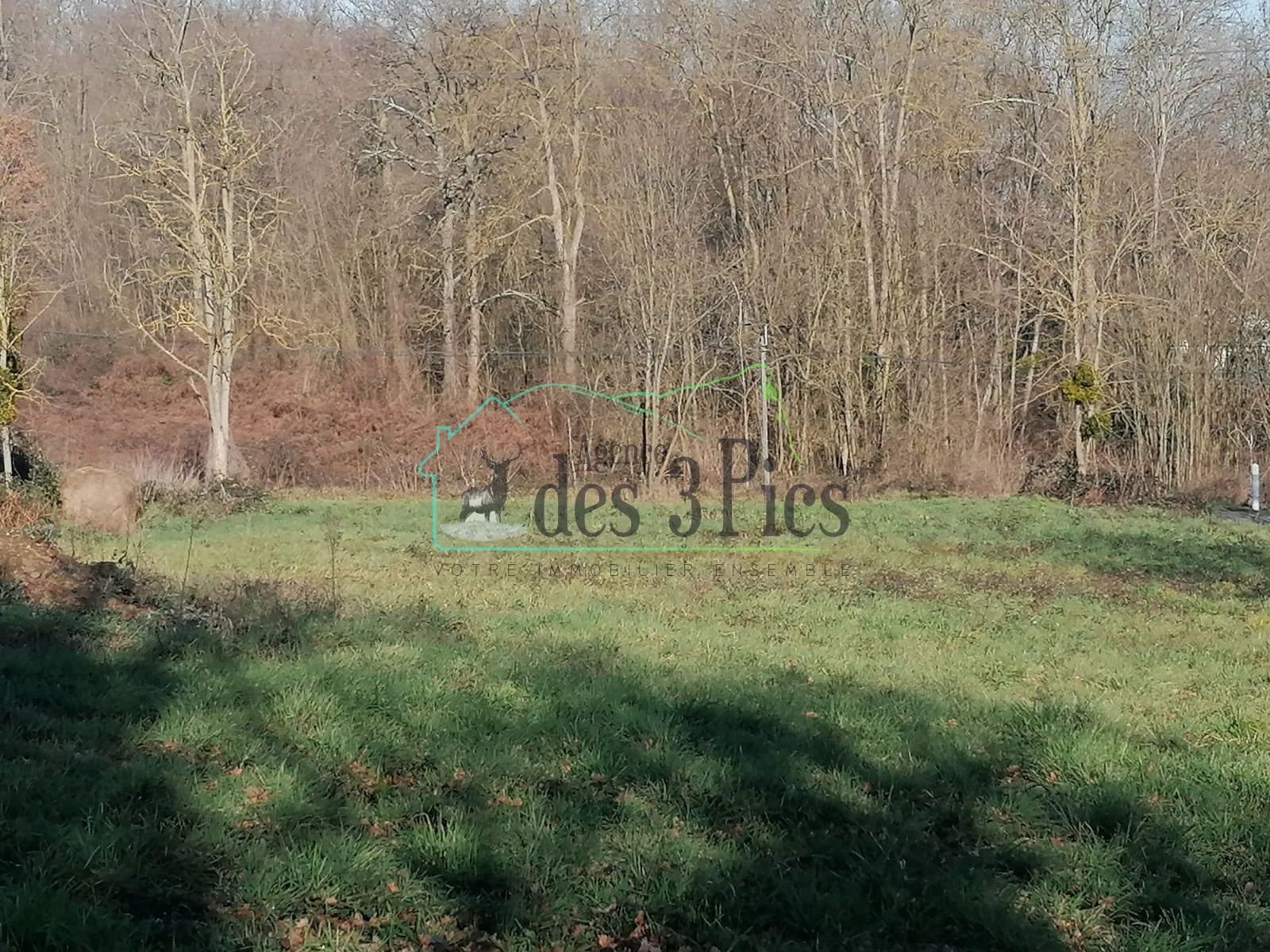 Terrain constructible et viabilisé de plus de 2400 m² à Mancioux 