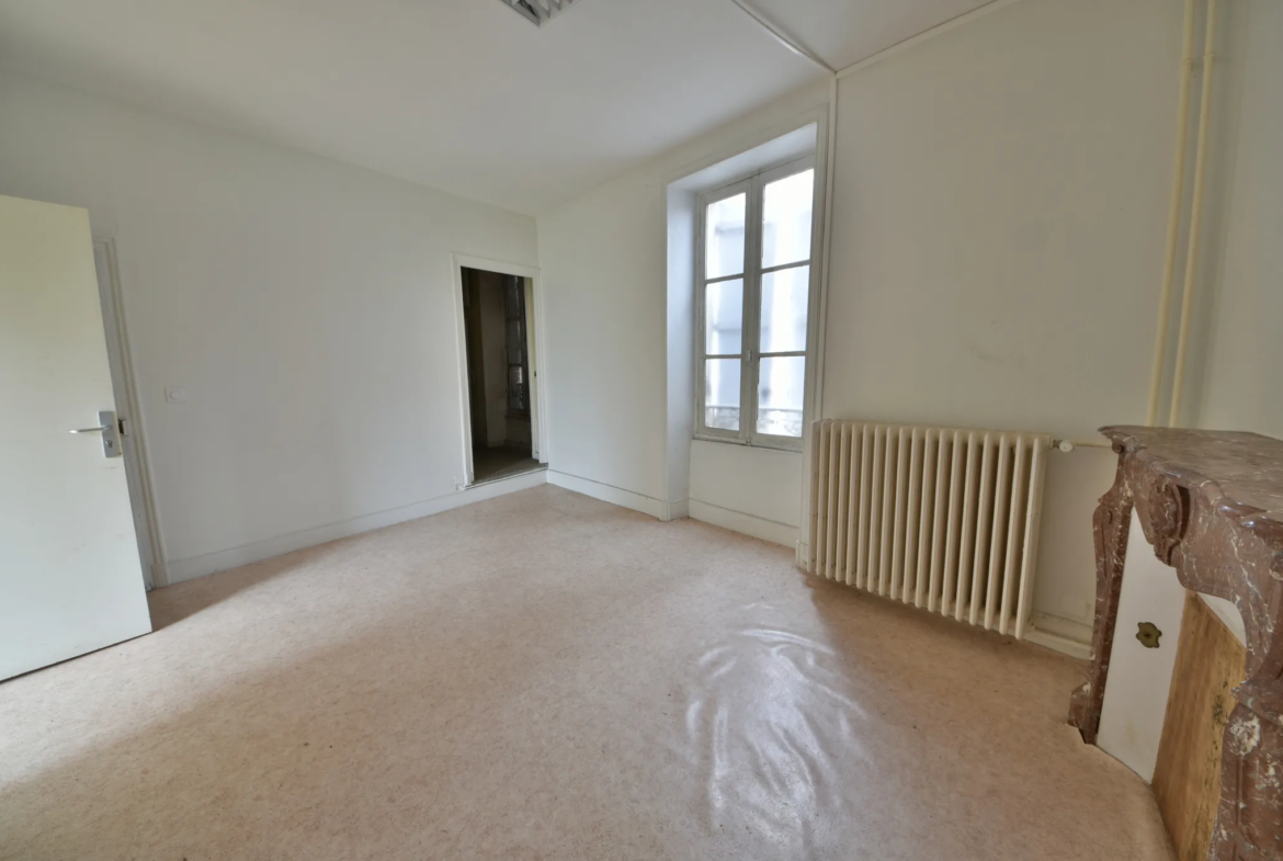 Immeuble à vendre à Juillac - 258 m² avec locaux commerciaux 