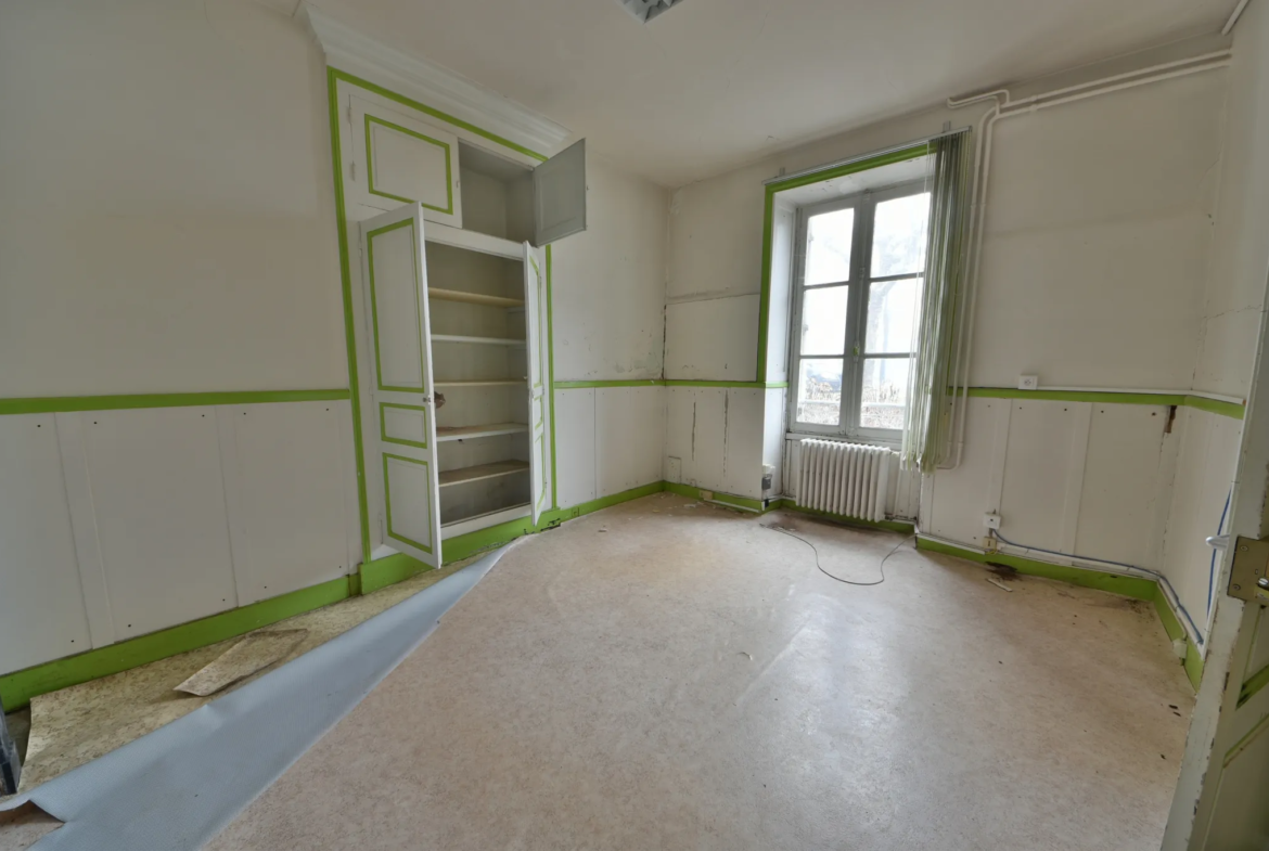 Immeuble à vendre à Juillac - 258 m² avec locaux commerciaux 