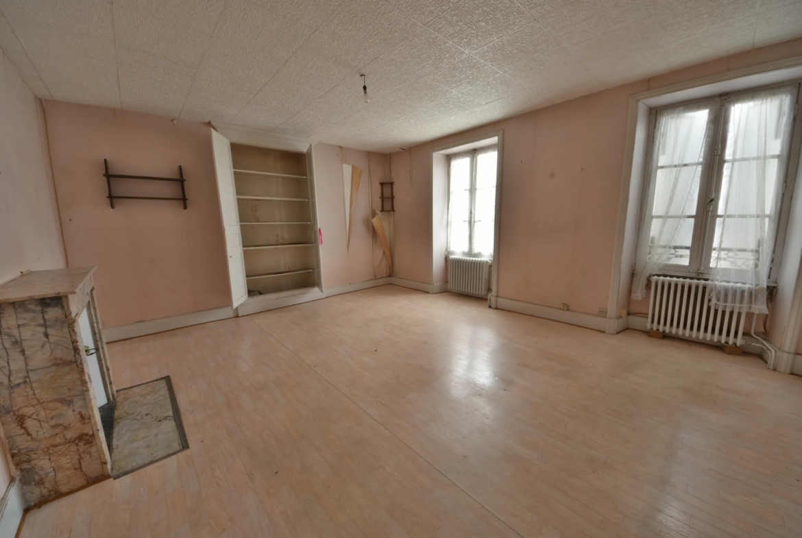 Immeuble à vendre à Juillac - 258 m² avec locaux commerciaux 