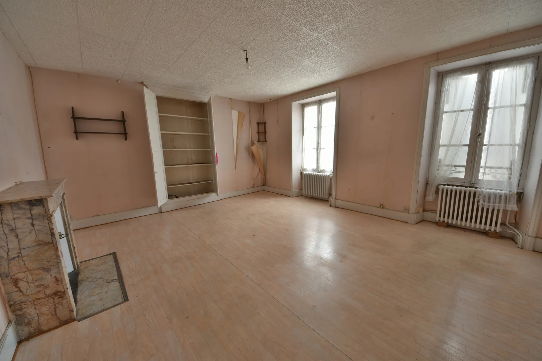 Immeuble à vendre à Juillac - 258 m² avec locaux commerciaux 