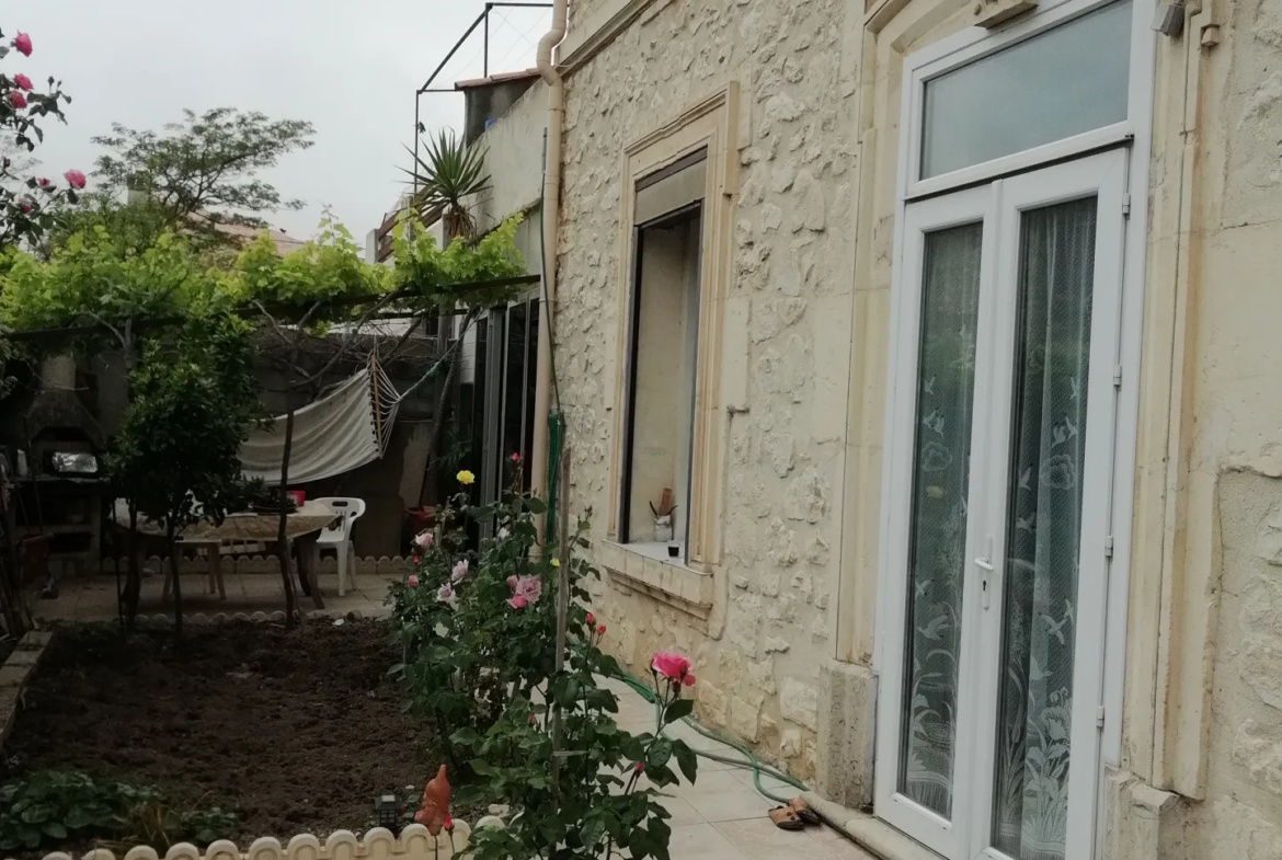 Maison de maître avec jardin et garage à Cuxac d'Aude 