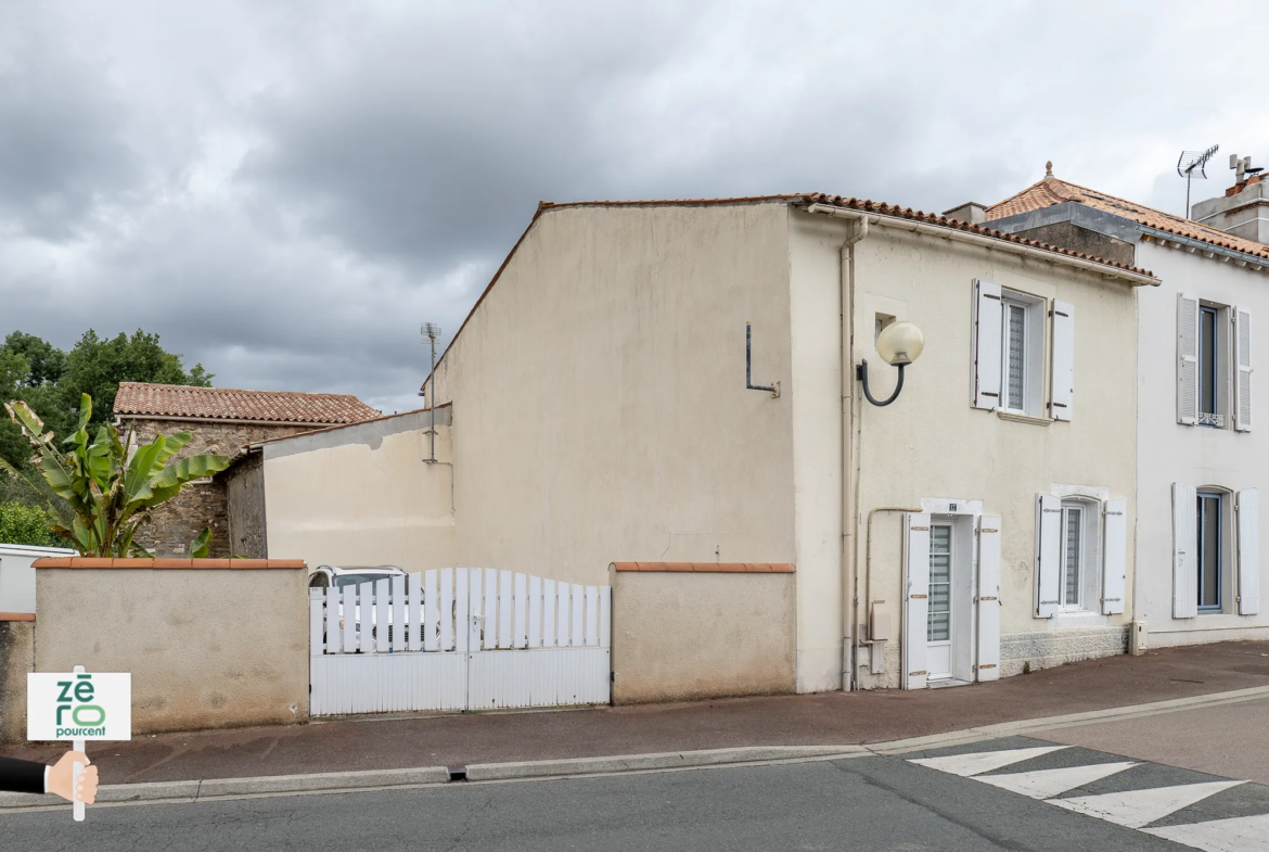 Charmante maison rénovée de 145 m² à Mareuil sur Lay avec grand jardin 