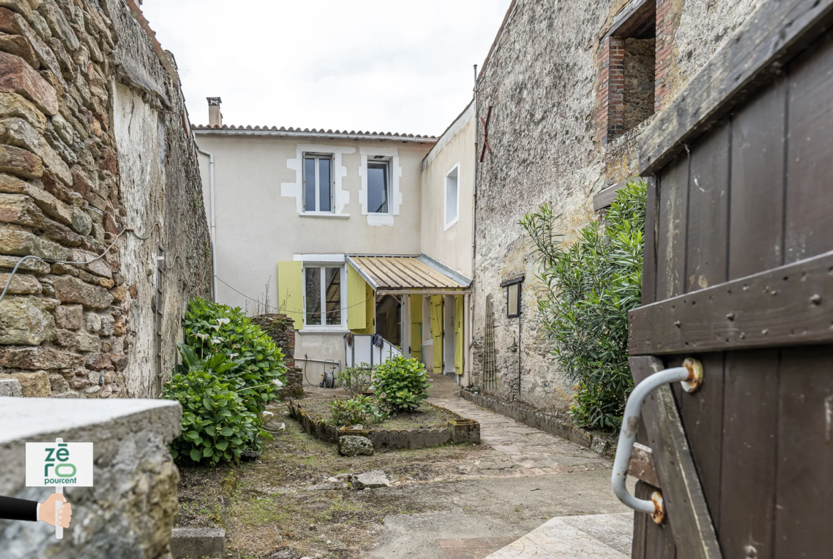 Charmante maison rénovée de 145 m² à Mareuil sur Lay avec grand jardin 