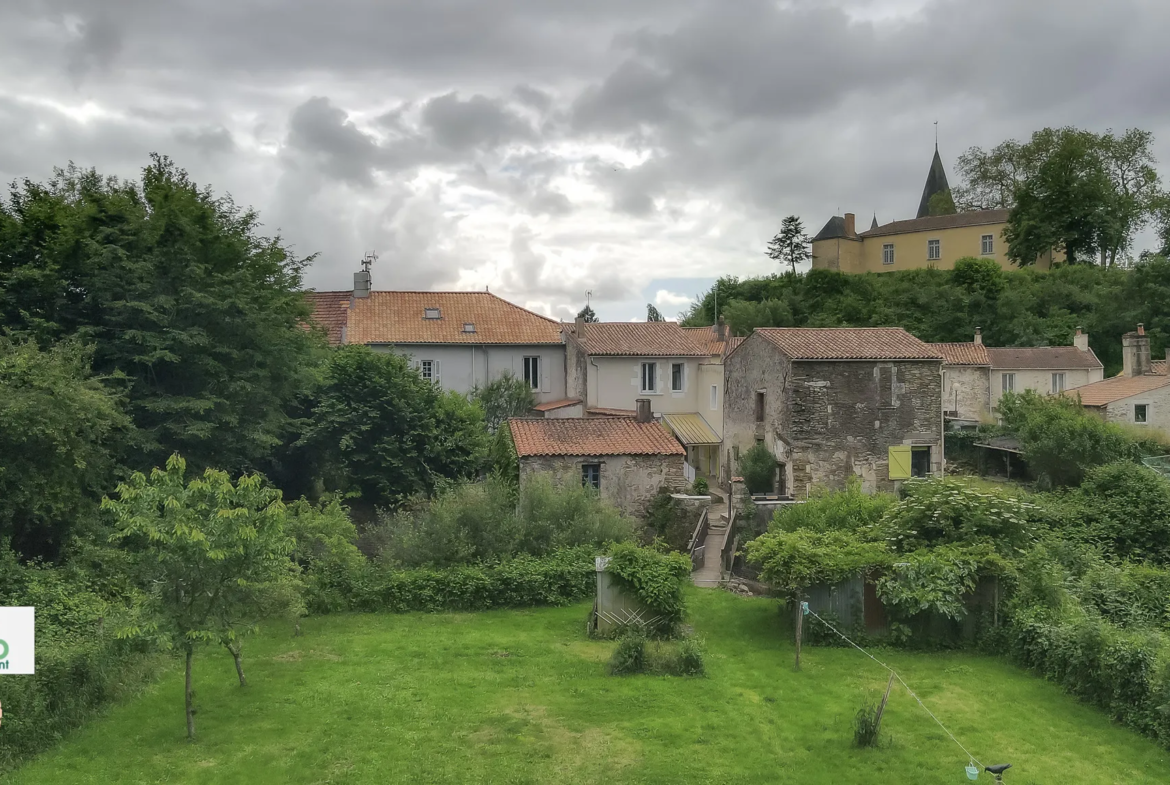 Charmante maison rénovée de 145 m² à Mareuil sur Lay avec grand jardin 