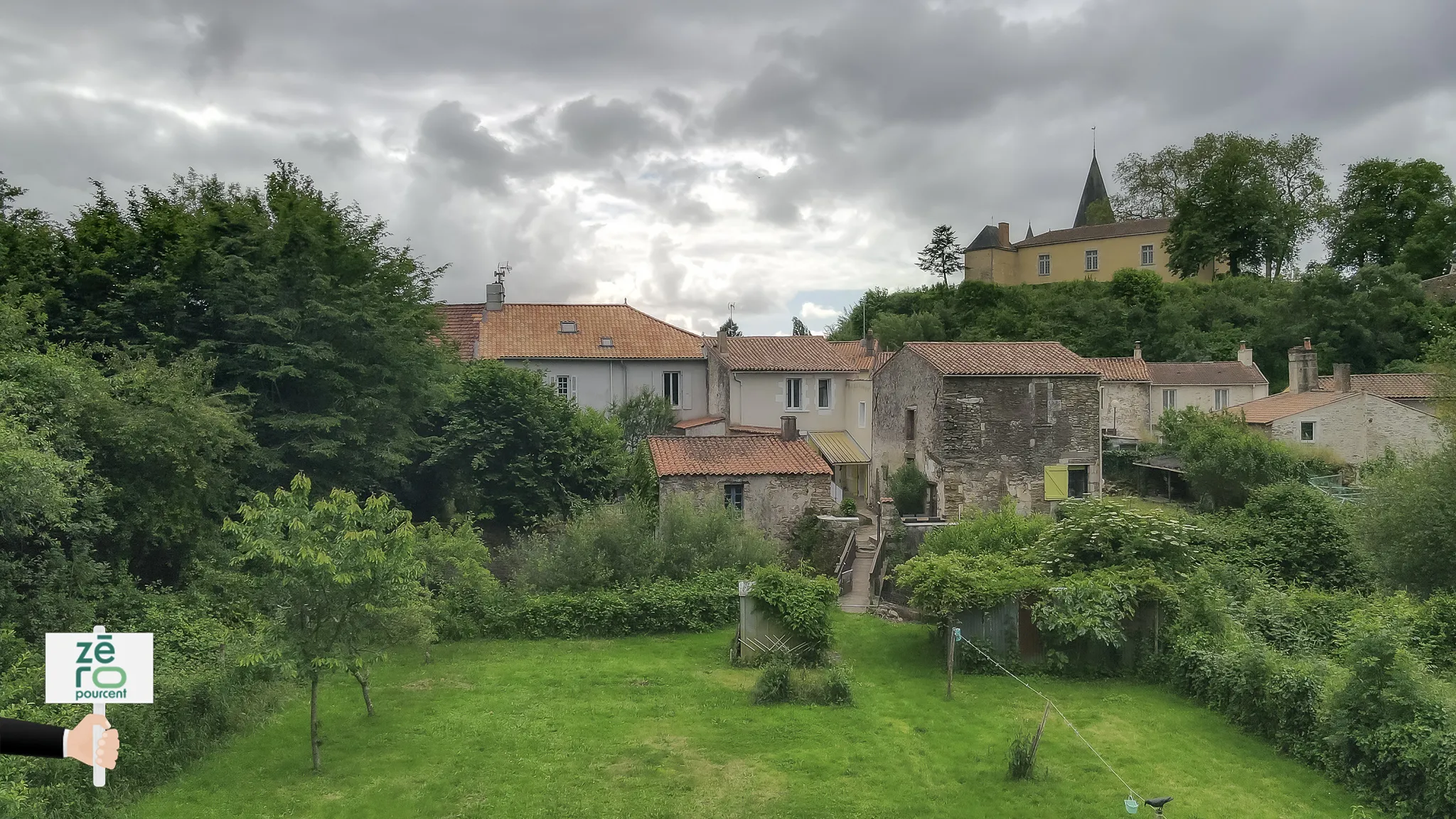 Charmante maison rénovée de 145 m² à Mareuil sur Lay avec grand jardin 