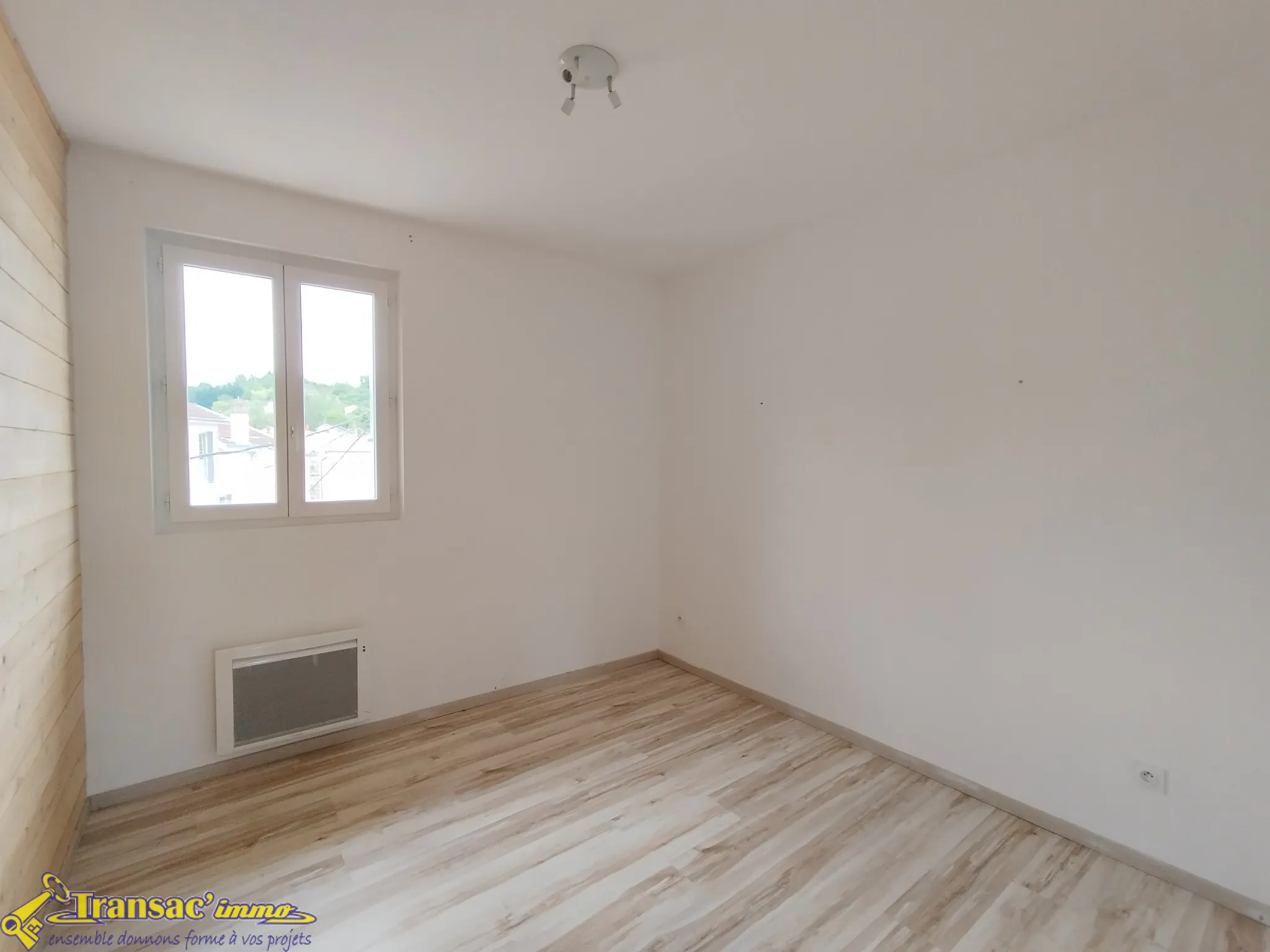 Immeuble à bas de Thiers avec local commercial et appartement Duplex F6 à vendre 