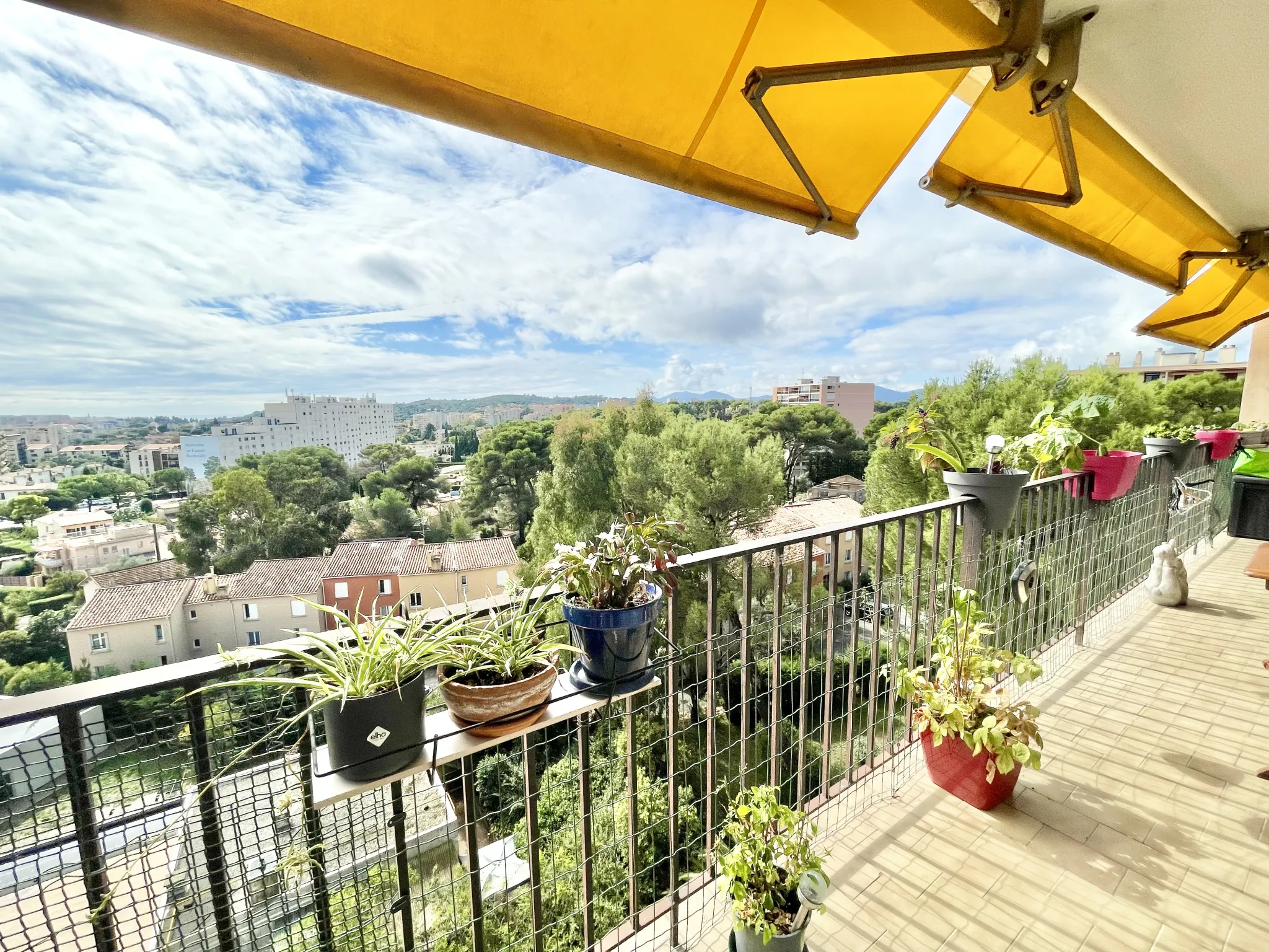 Appartement 4 pièces lumineux au dernier étage avec vue dominante à Le Cannet 