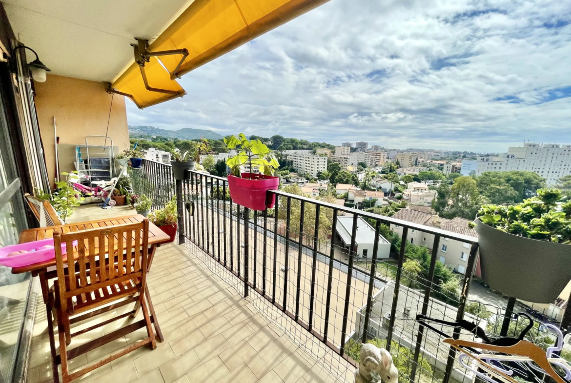 Appartement 4 pièces lumineux au dernier étage avec vue dominante à Le Cannet 