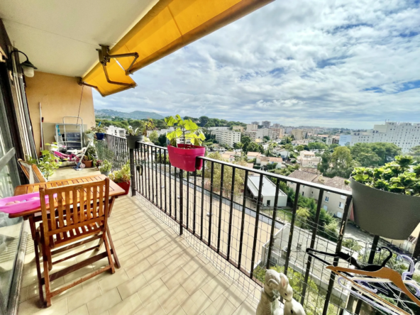 Appartement 4 pièces lumineux au dernier étage avec vue dominante à Le Cannet