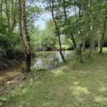 Terrain de loisirs paisible en bord de rivière à Ste Hermine