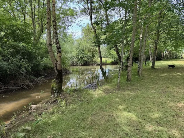 Terrain de loisirs paisible en bord de rivière à Ste Hermine