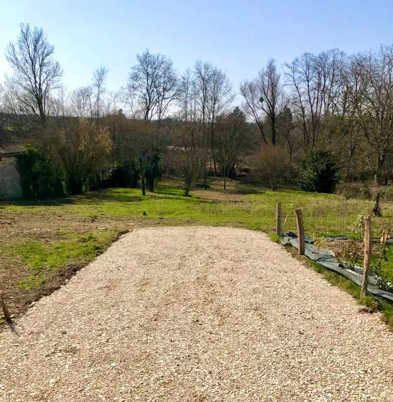 Terrain à bâtir de 1940 m² en bordure de rivière à Arceau 