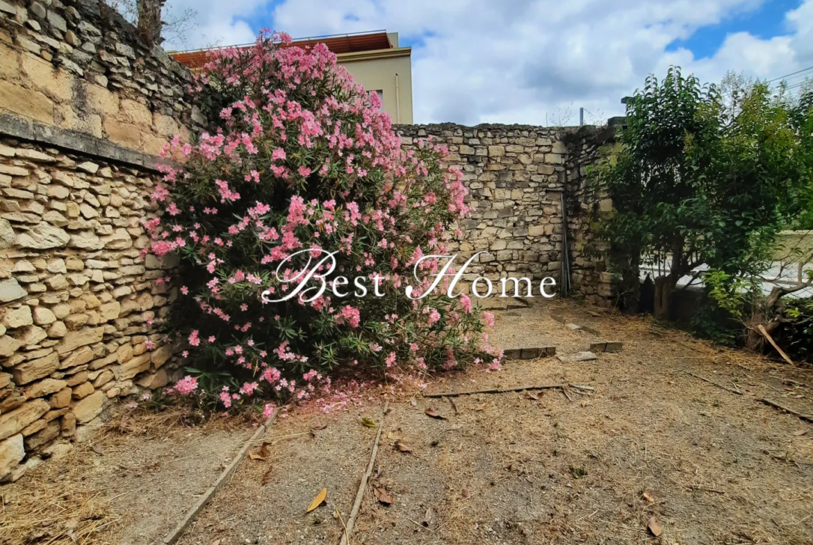 À vendre : Maison de ville à Nîmes avec 2 appartements libres 