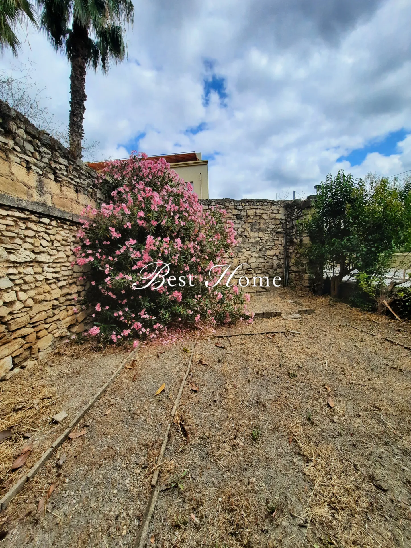 À vendre : Maison de ville à Nîmes avec 2 appartements libres 