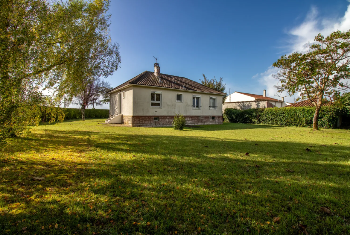 Maison avec 3 chambres, grand sous-sol et jardin à Saint-Savinien 