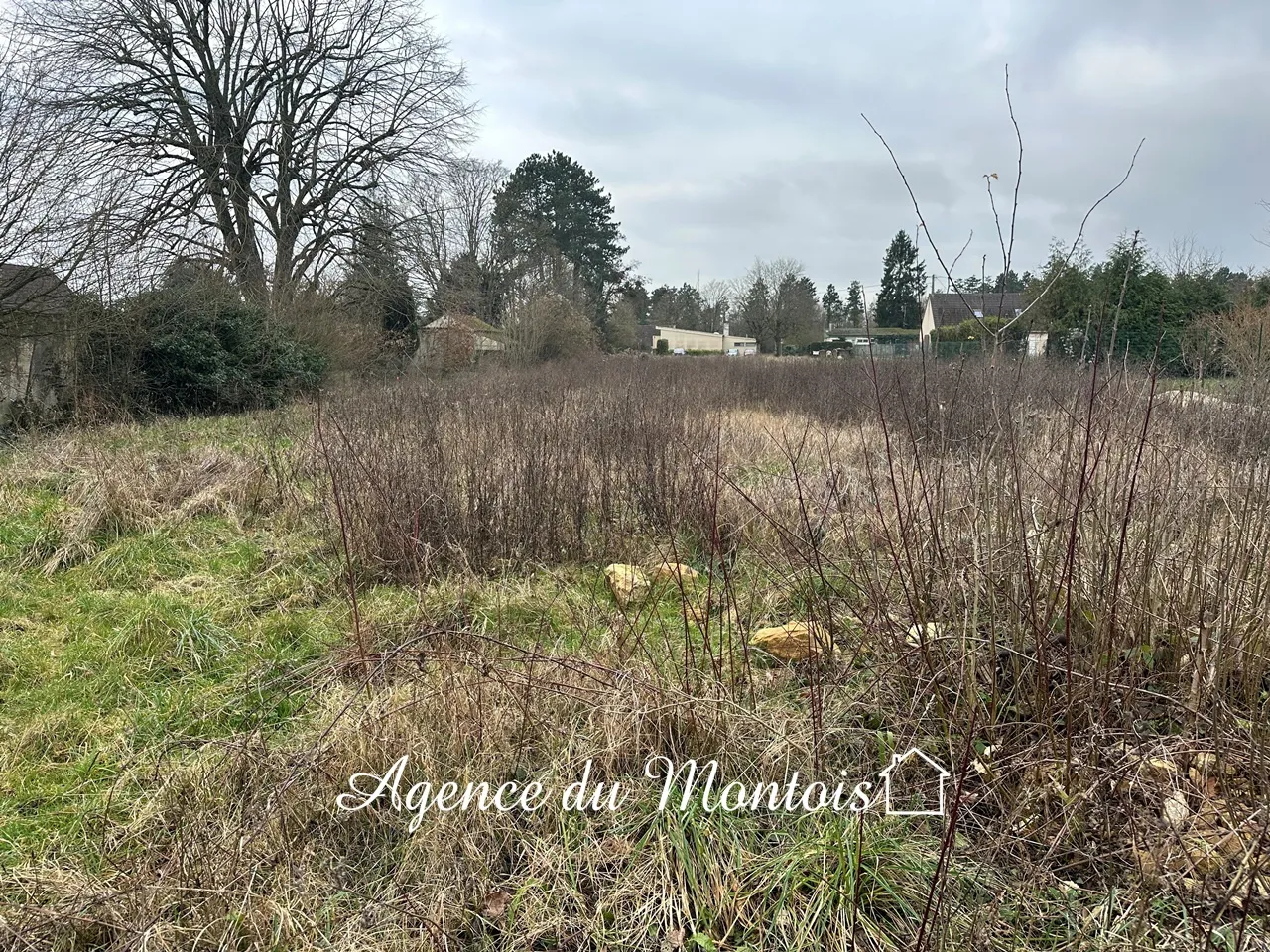 Terrain constructible à Donnemarie Dontilly - 741 m² viabilisé 