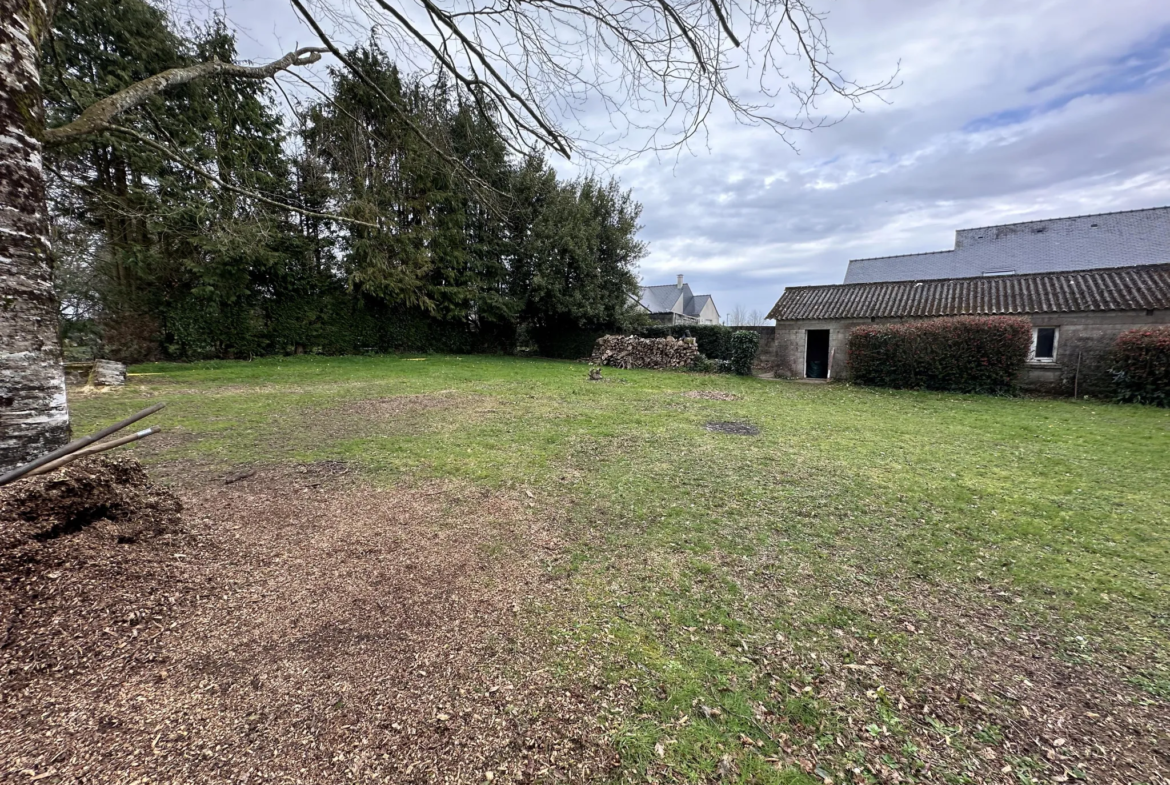 Terrain constructible de 745 m² à Baud 