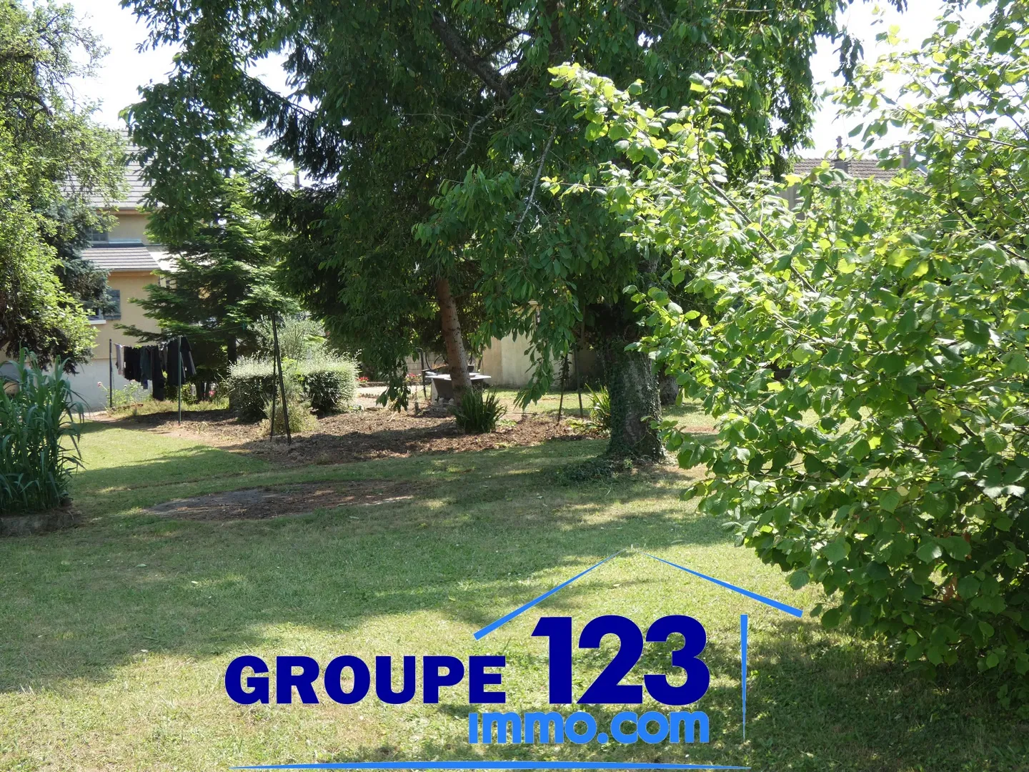 Maison familiale avec grand terrain et double garage à Migennes (89400) 