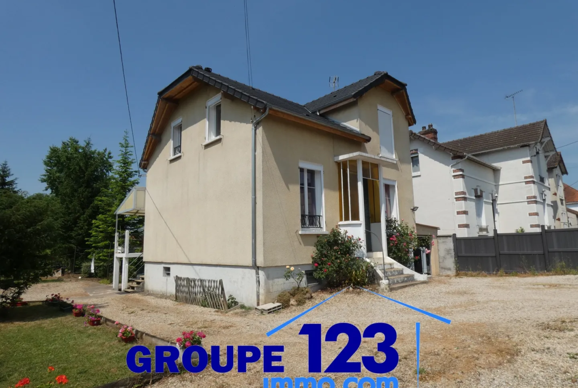 Maison familiale avec grand terrain et double garage à Migennes (89400) 