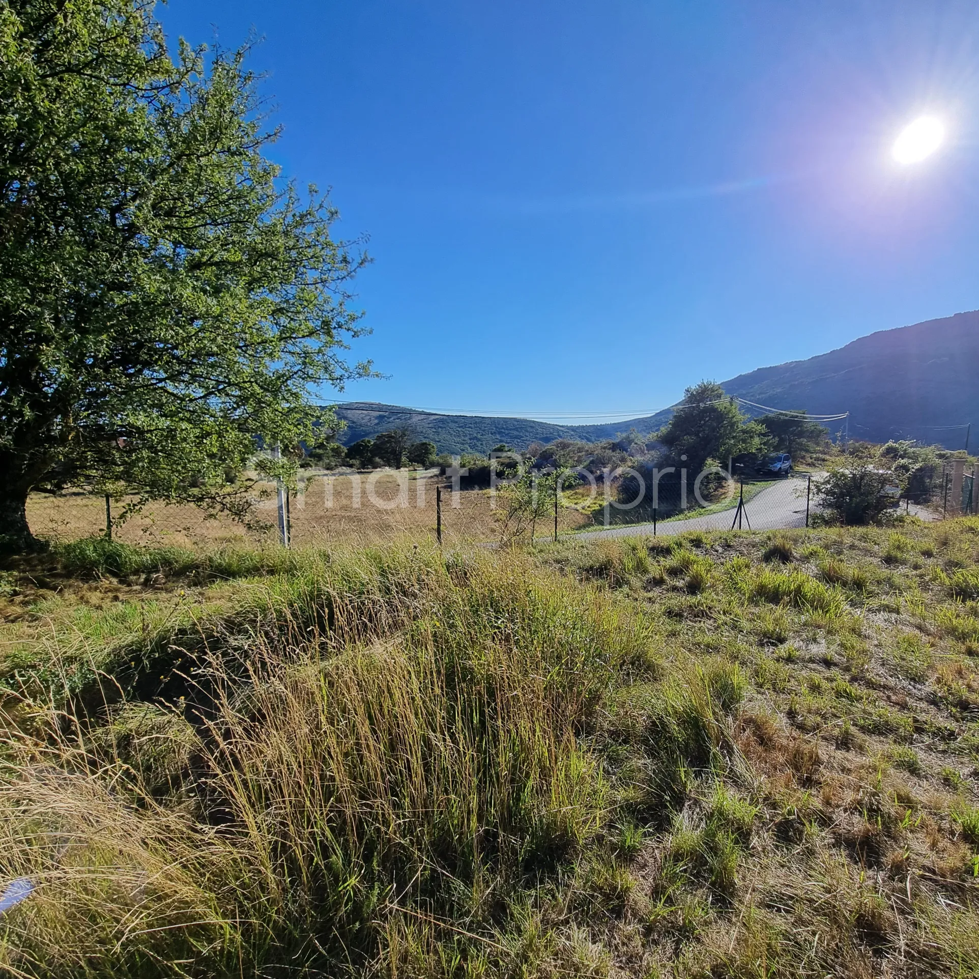 Terrain constructible de 1896 m2 à Escragnolles 