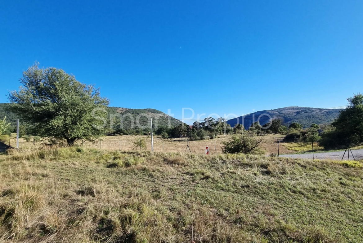 Terrain constructible de 1896 m2 à Escragnolles 