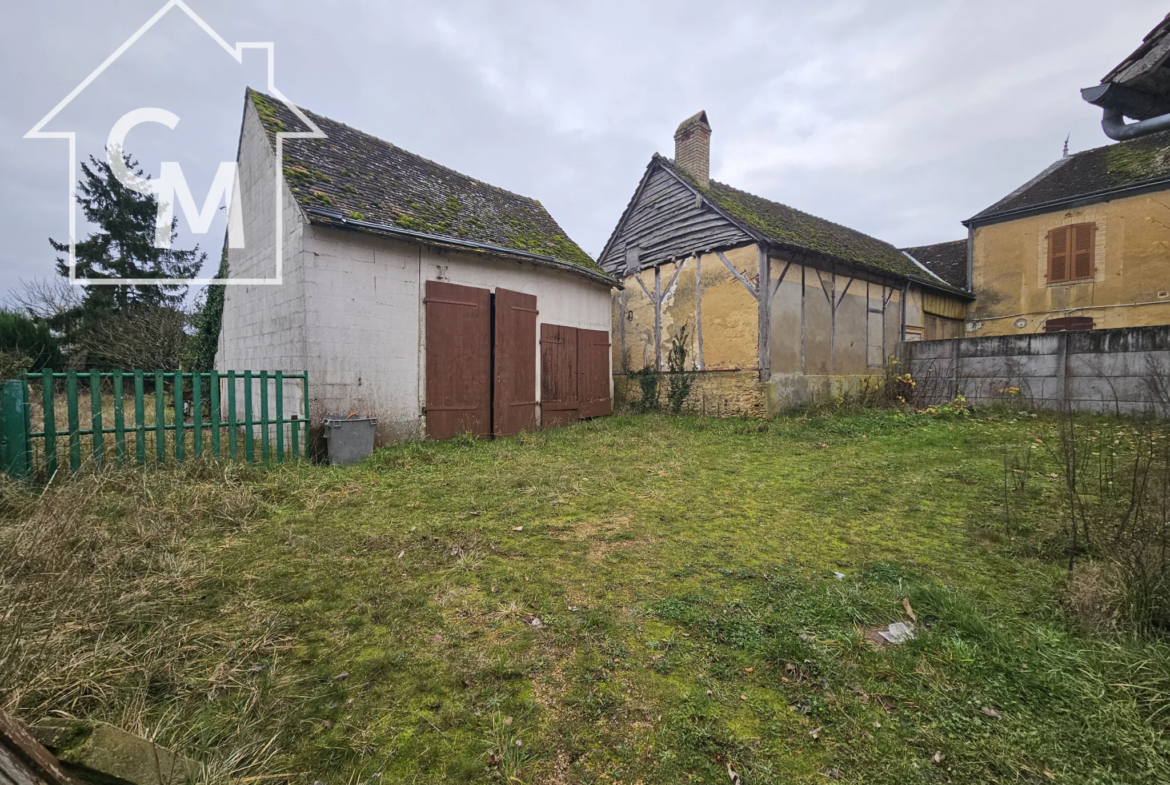 Maison de ville 78 m2 avec jardin et dépendances à Torce en vallée 