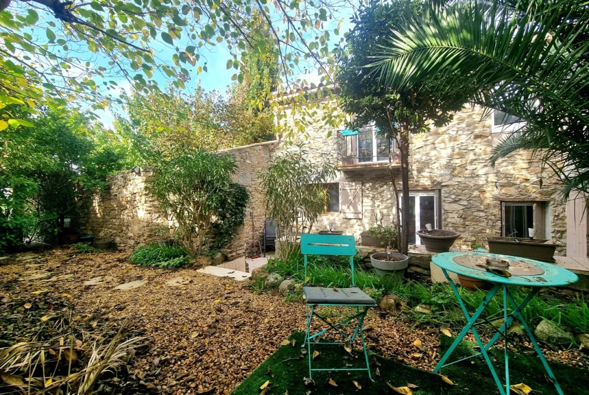 Belle maison de caractère à Sainte-Valière avec jardin 