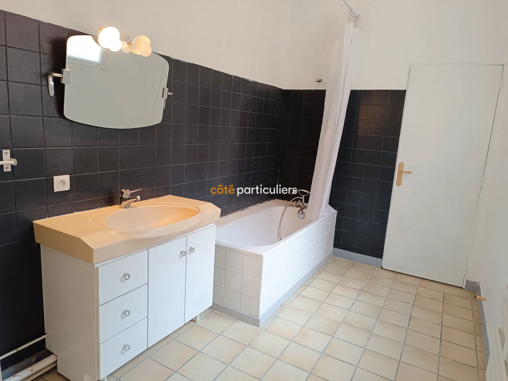 APPARTEMENT AUTHENTIQUE À VENDRE AU COEUR DE TOURS 