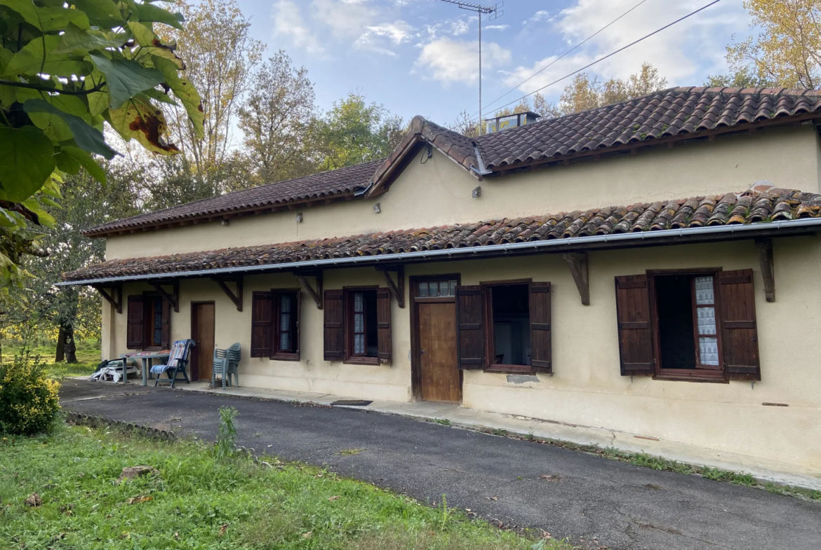 Maison de campagne avec piscine à restaurer proche d'Eauze 