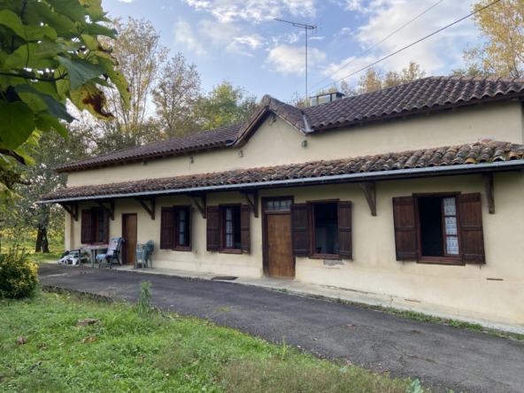 Maison de campagne avec piscine à restaurer proche d'Eauze