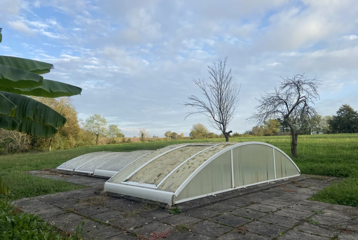 Maison de campagne avec piscine à restaurer proche d'Eauze 