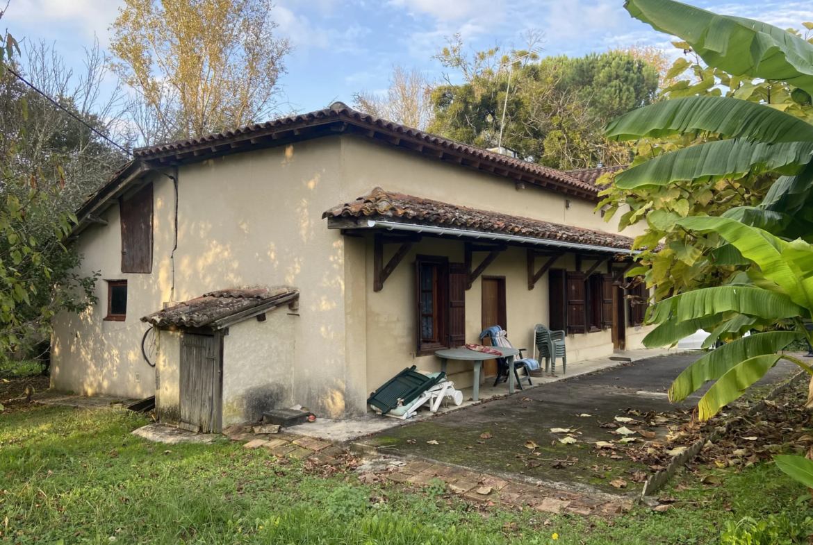 Maison de campagne avec piscine à restaurer proche d'Eauze 