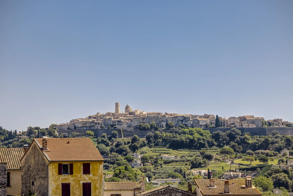 Appartement rénové avec vue à La Colle-sur-Loup - Possibilité de local commercial 