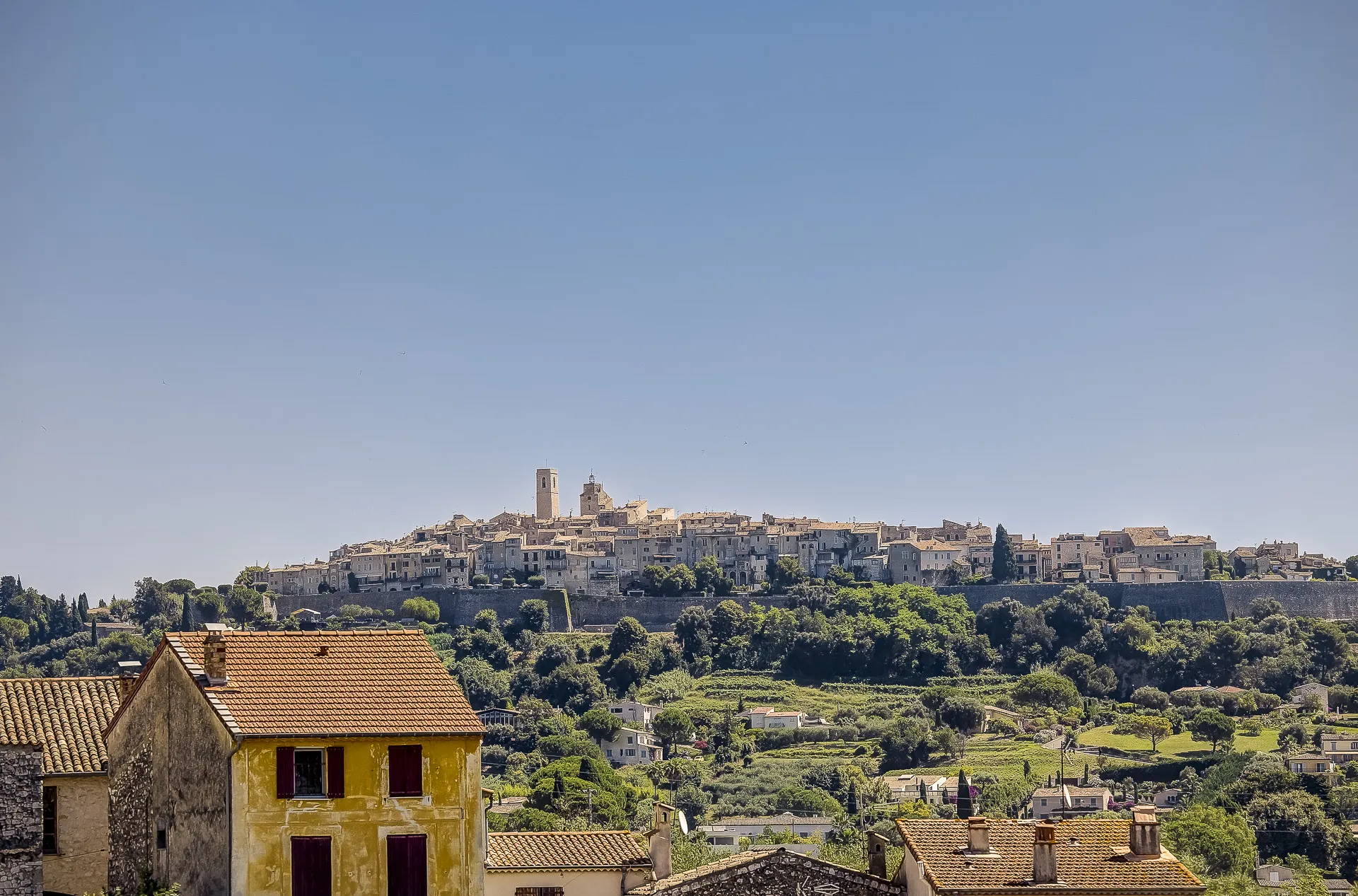 Appartement rénové avec vue à La Colle-sur-Loup - Possibilité de local commercial 