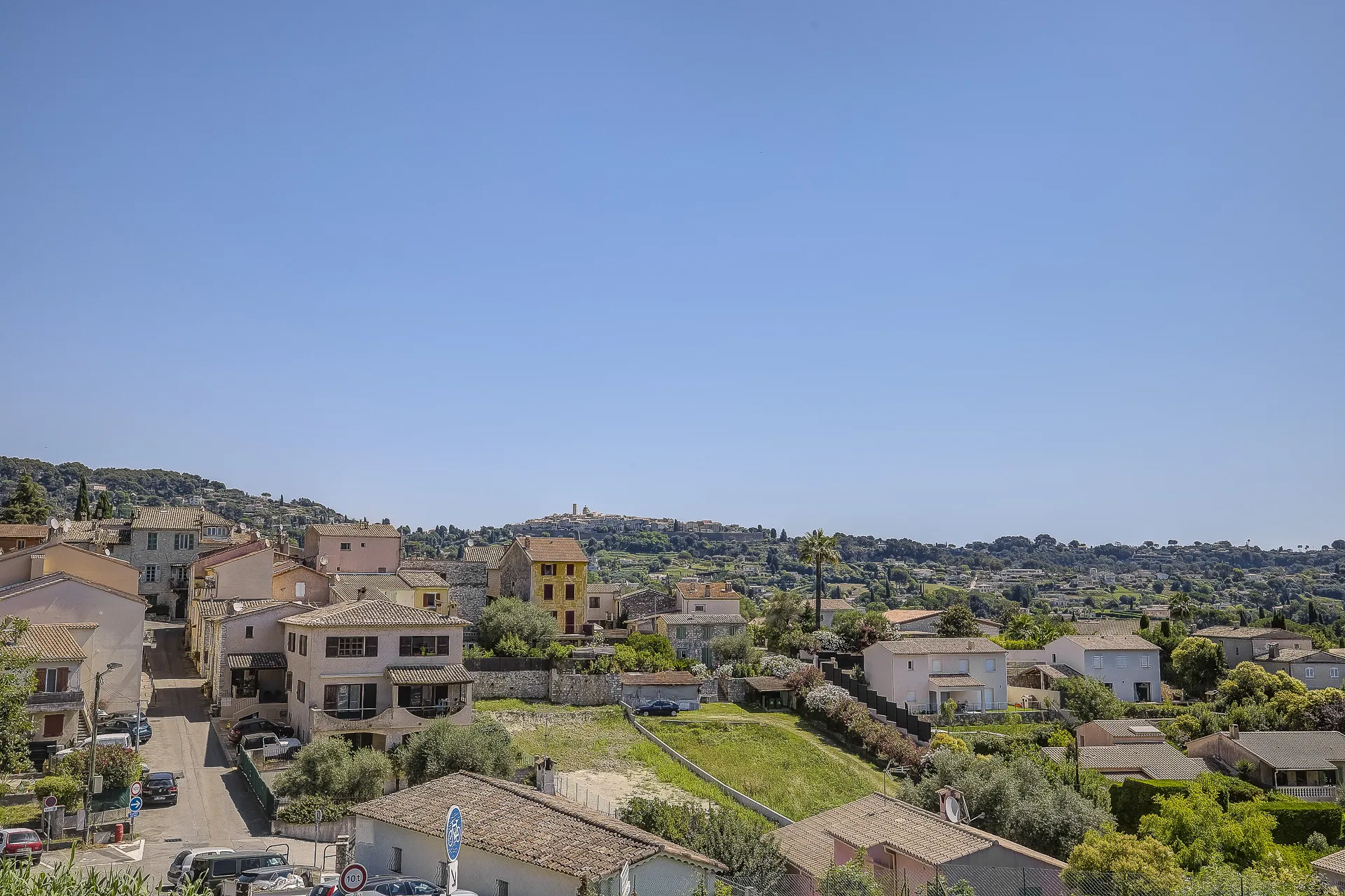 Appartement rénové avec vue à La Colle-sur-Loup - Possibilité de local commercial 