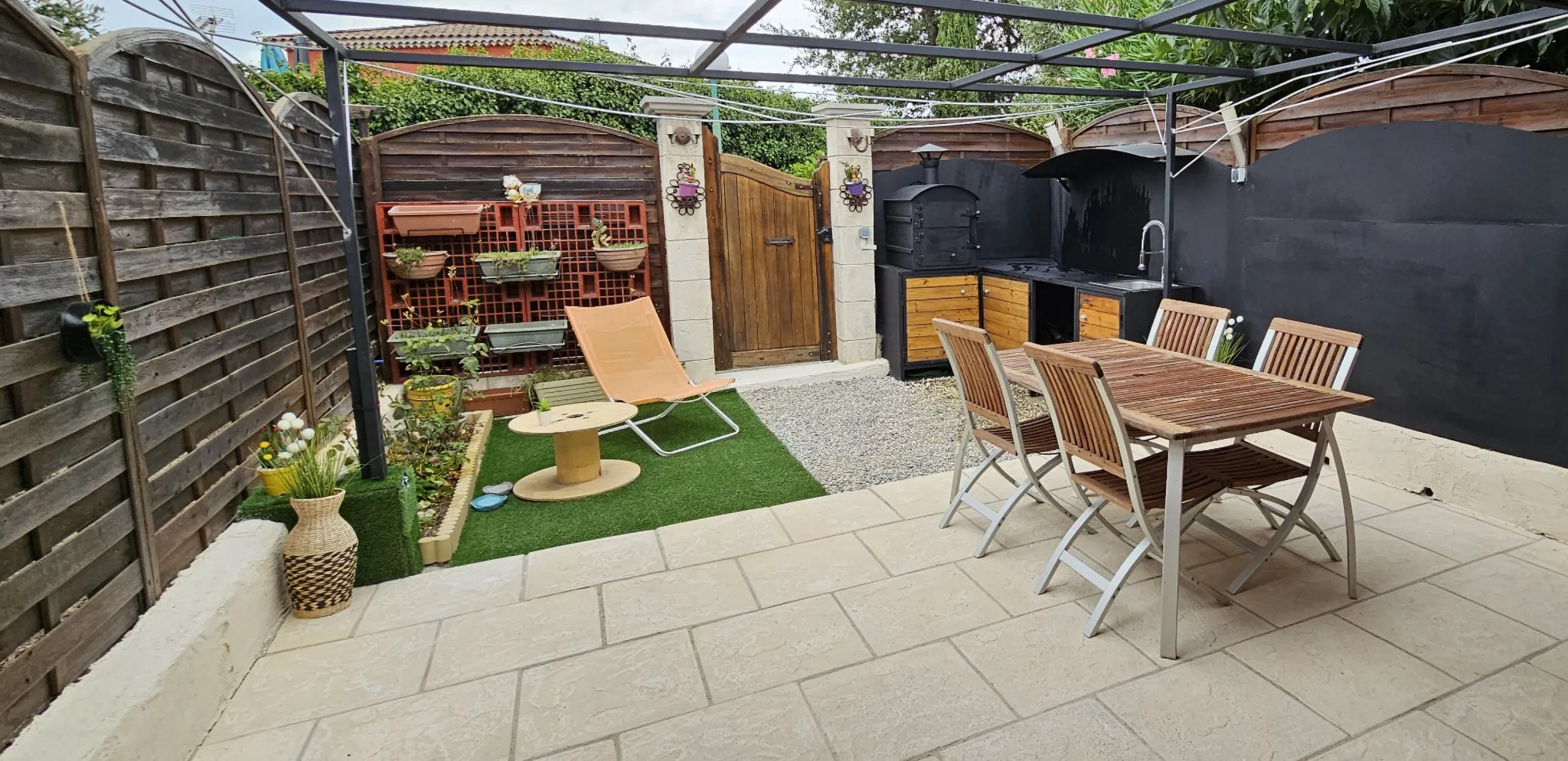 Charmante maison à Forcalqueiret avec jardin et piscine 