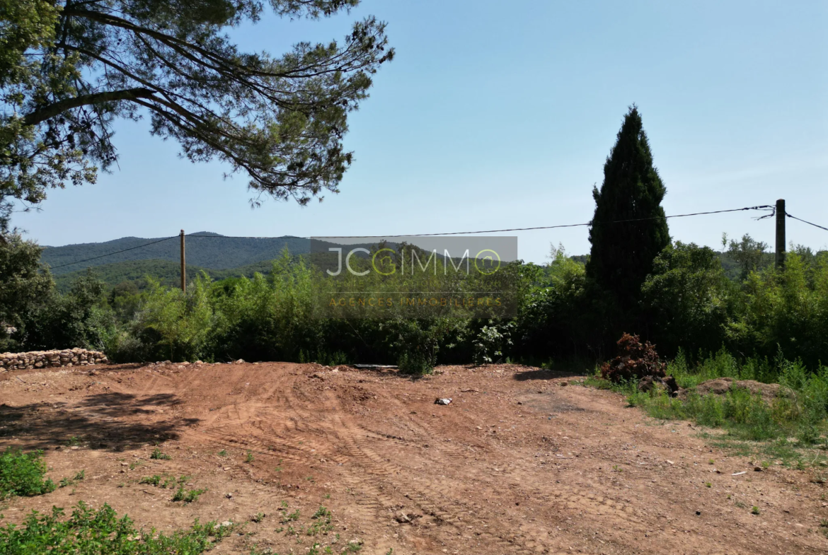 Terrain plat exposé SUD de 543 m² à Carnoules 