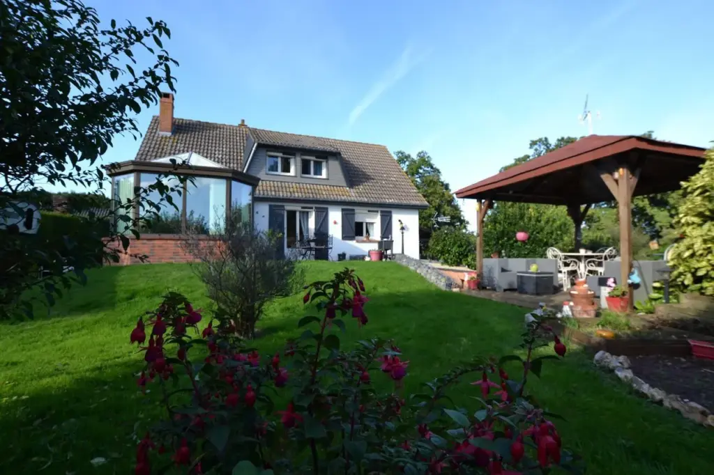 Pavillon Traditionnel avec 5 Chambres à Cany-Barville