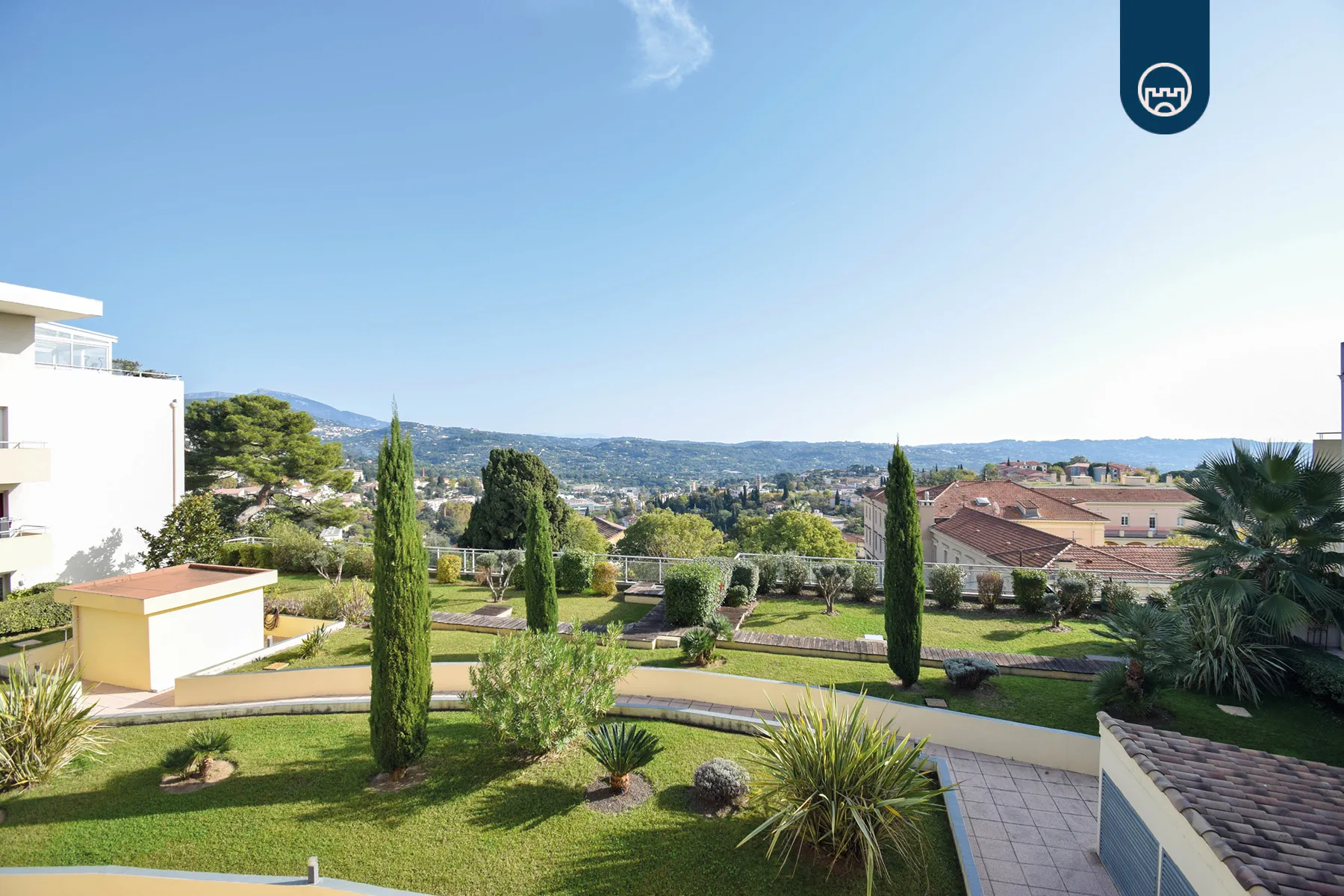 Superbe appartement T2 rénové à Grasse avec garage et balcon 